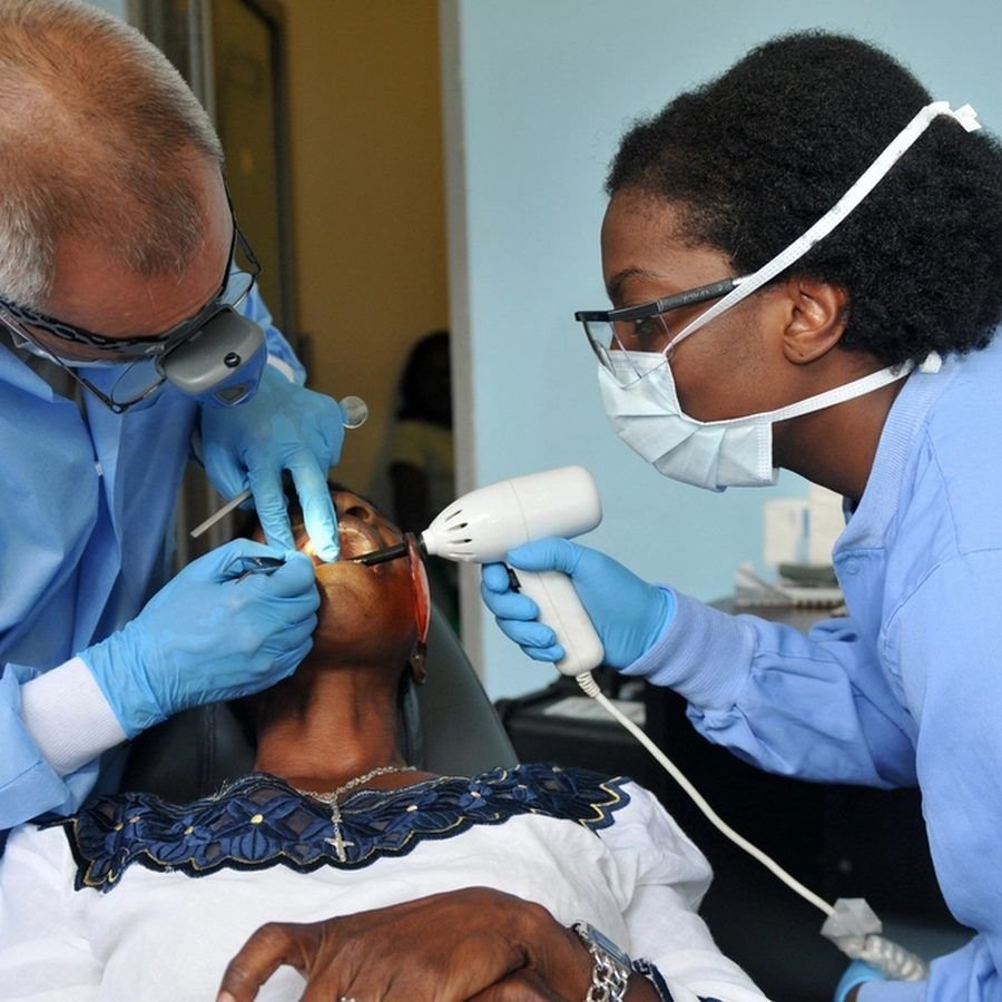 Dentistas atendiendo a un paciente