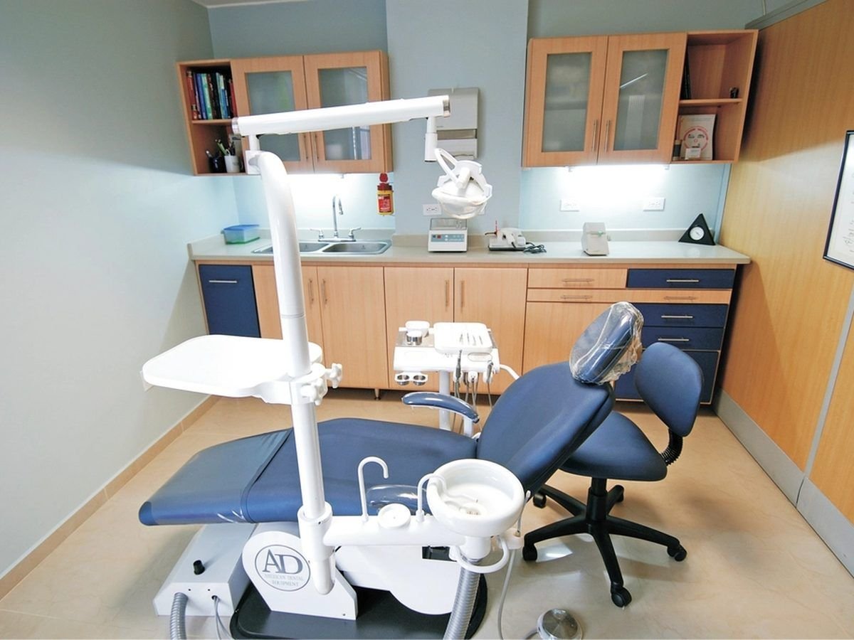 Consultorio dental con sillón y equipos