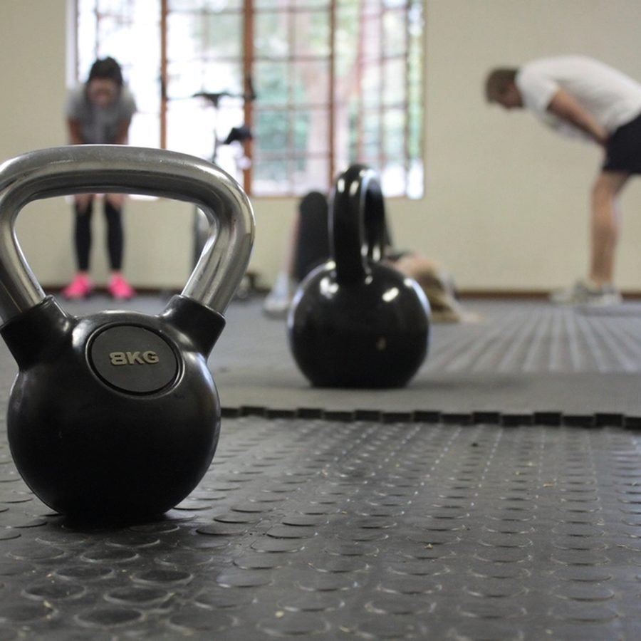 Kettlebells en el piso del gimnasio