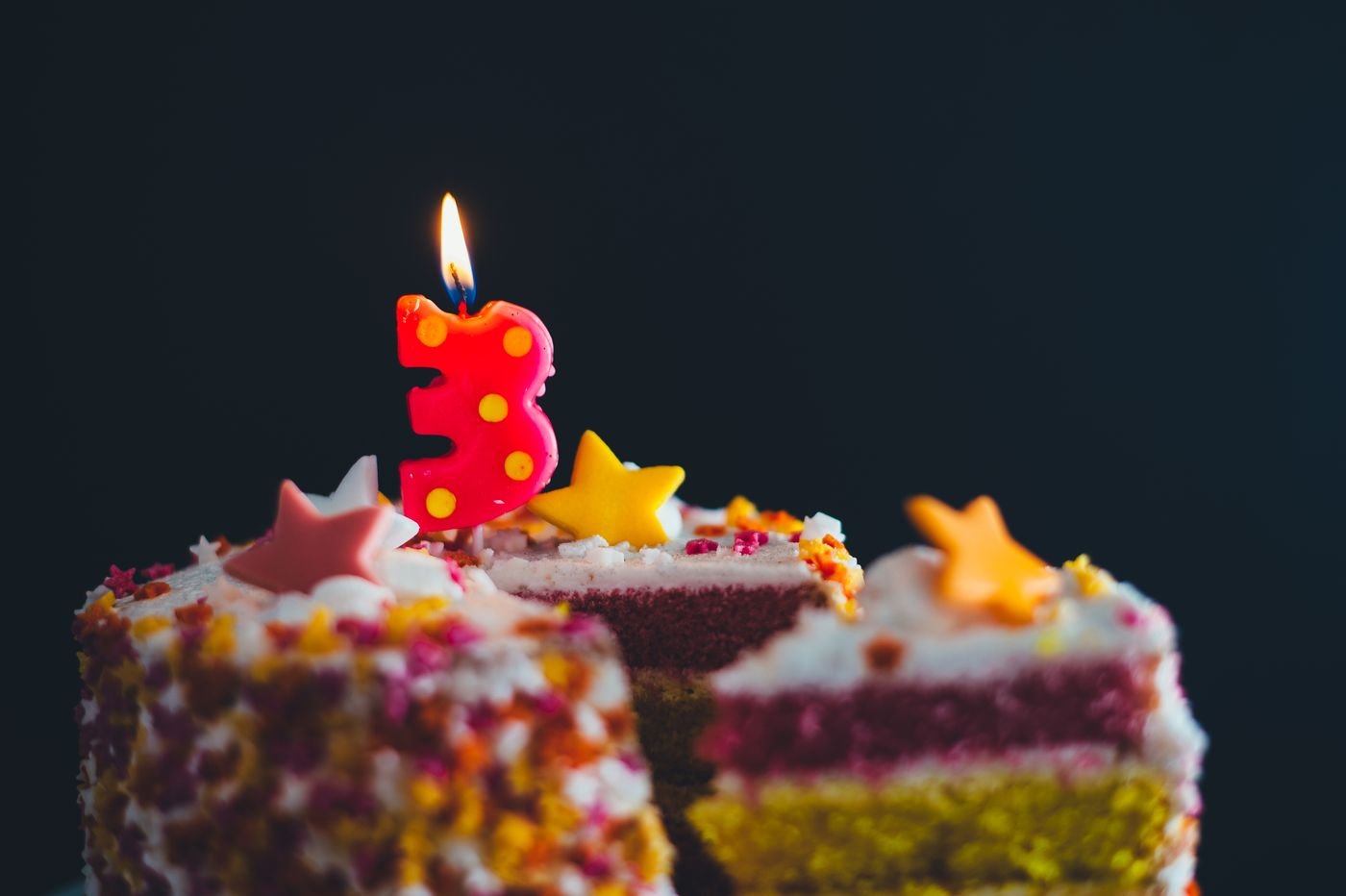 Torta de cumpleaños con una vela encendida
