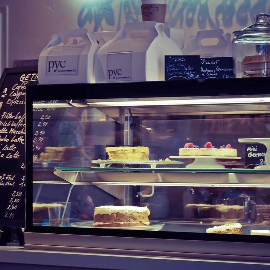Vitrina con tortas y postres